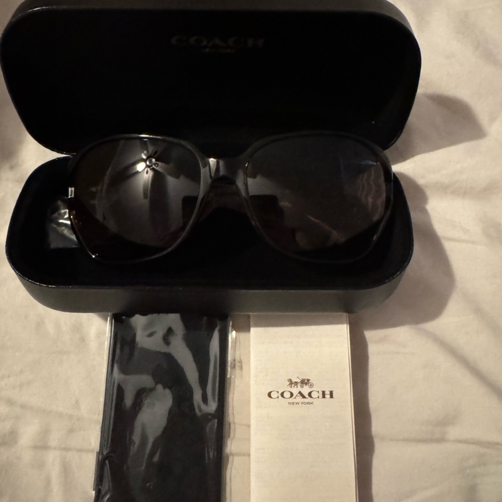 COACH “KISSING C” SUNGLASSES